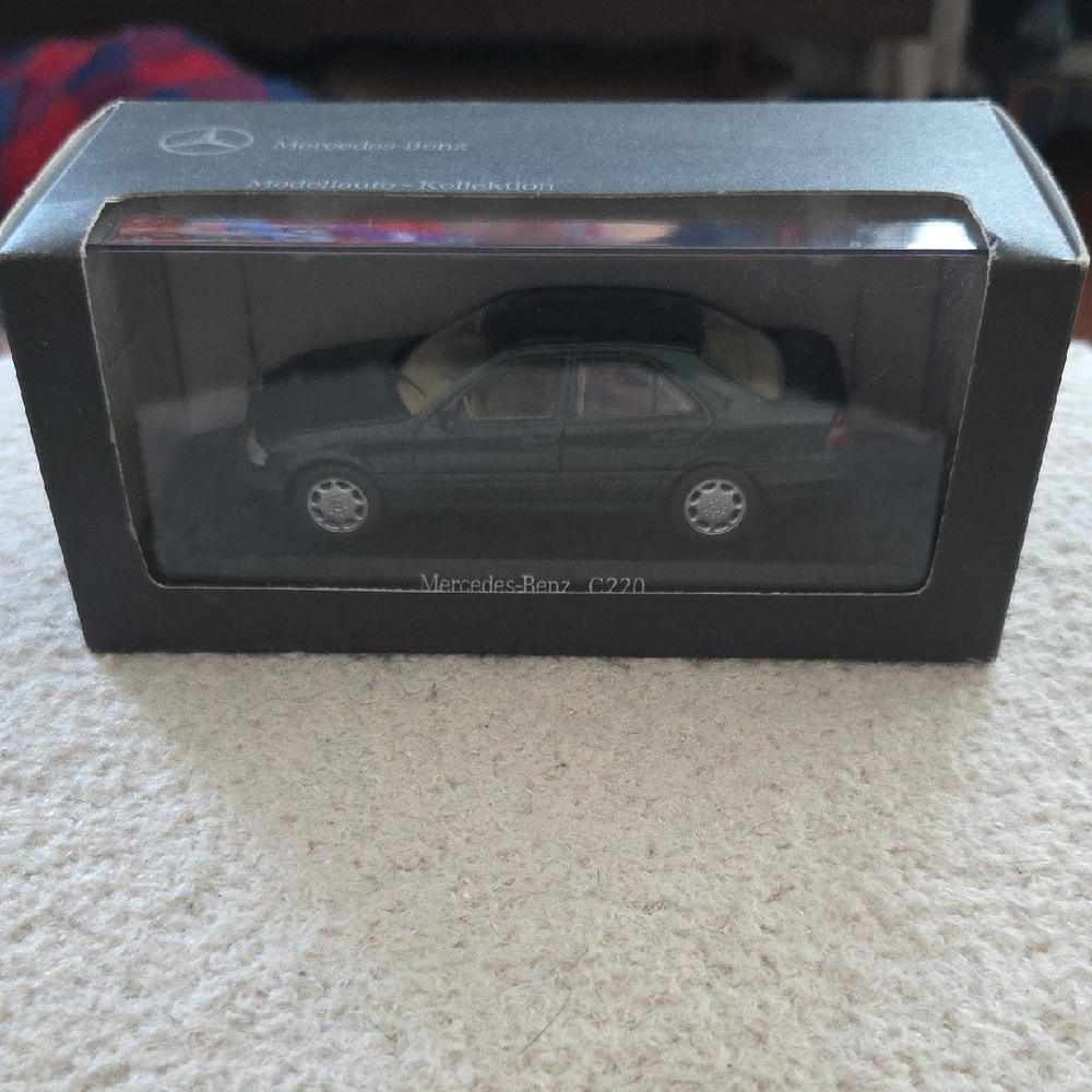 Modellauto C220 Mercedes-Benz Model Car - 1:87 Scale Dealer Model Boxed
